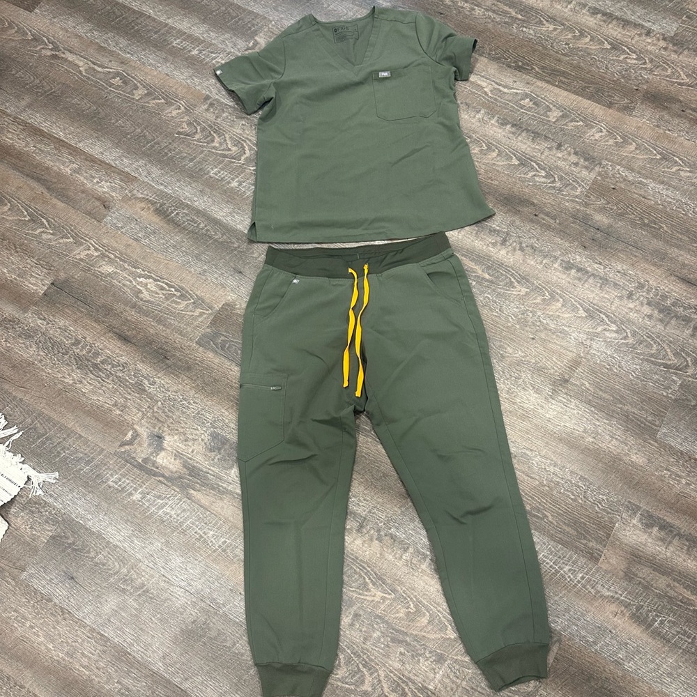 FIGS Women’s Catarina Top L + Zamora Joggers M Amos’s green